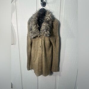 Venue Women’s Brown Faux Fur Trimmed Sweater Size Large EUC